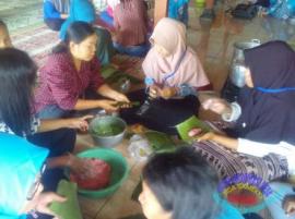 KKN UAD AJAK IBU-IBU PKK GADUHAN MASAK BARENG